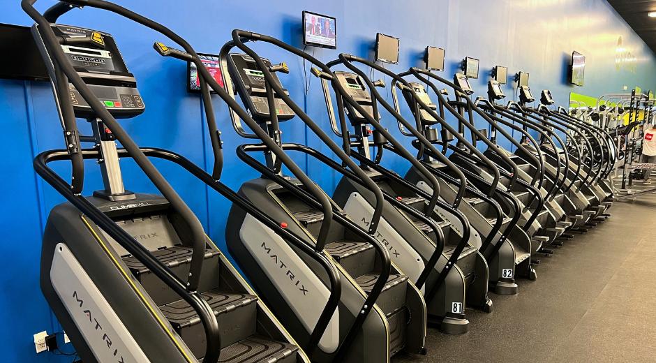 a row of cardio stair stepper machines at 10gym broken arrow