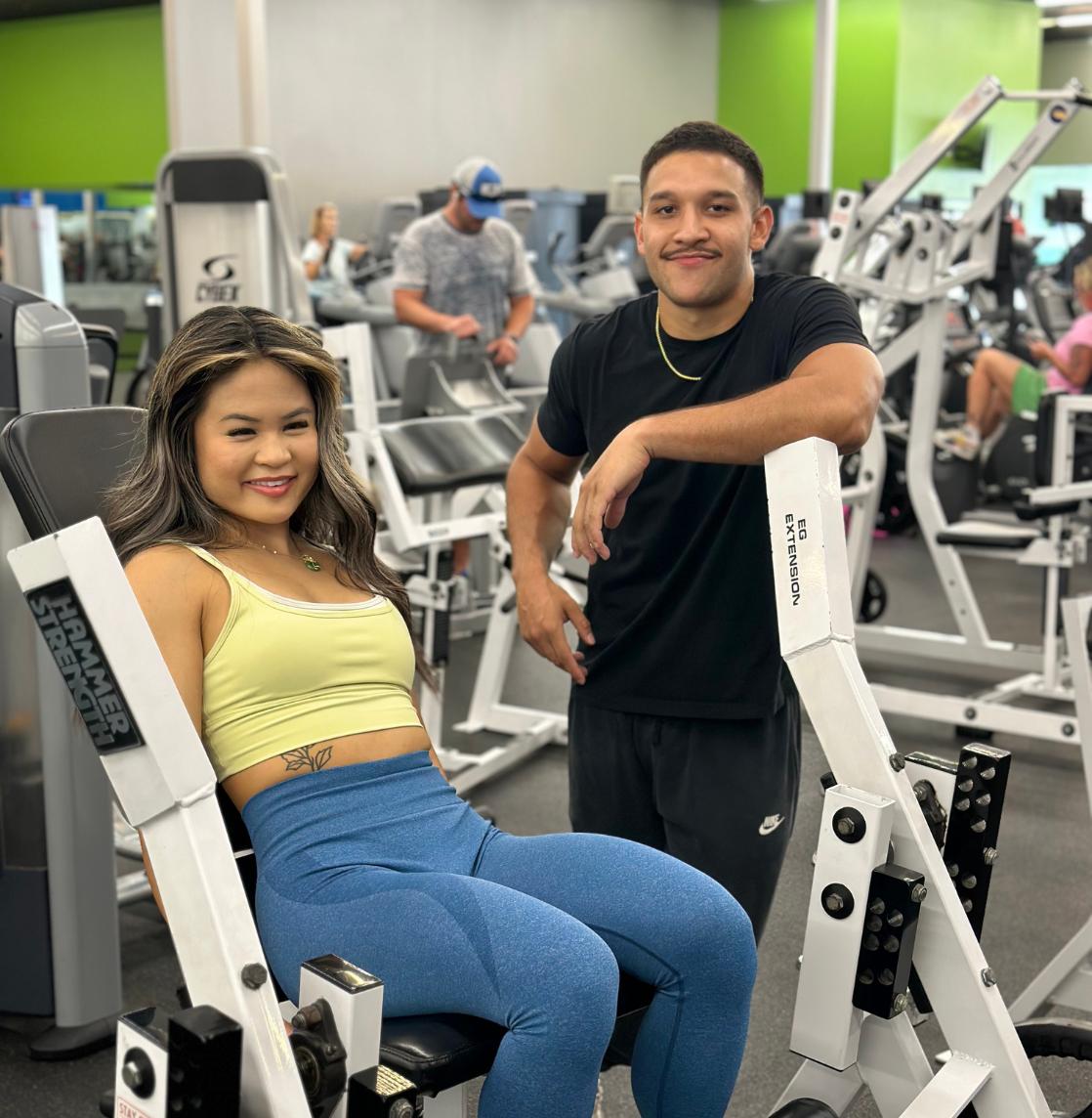 gym members talk between strength training sets at 10gym in east tulsa