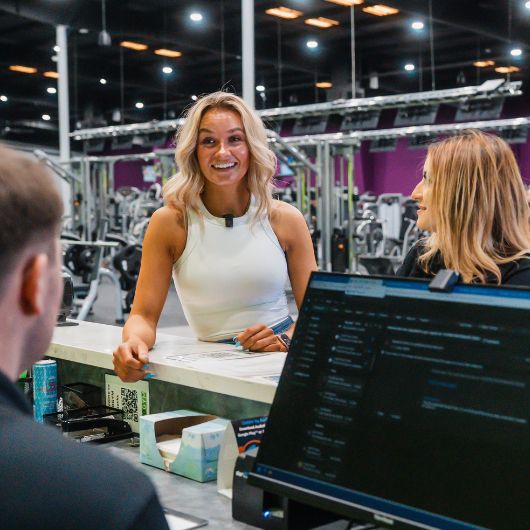 Guest checking in at the front desk for a workout at 10GYM Jenks.