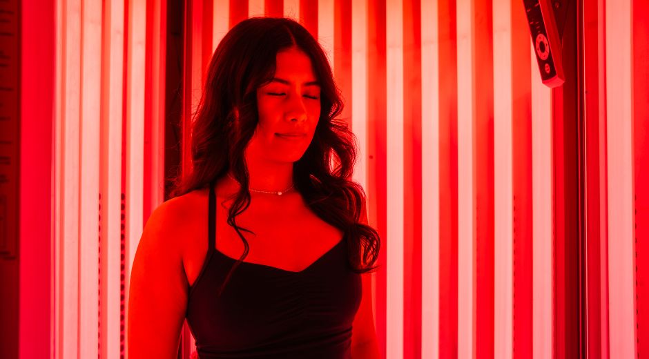 Member using red light therapy for post-workout recovery at 10GYM Jenks.