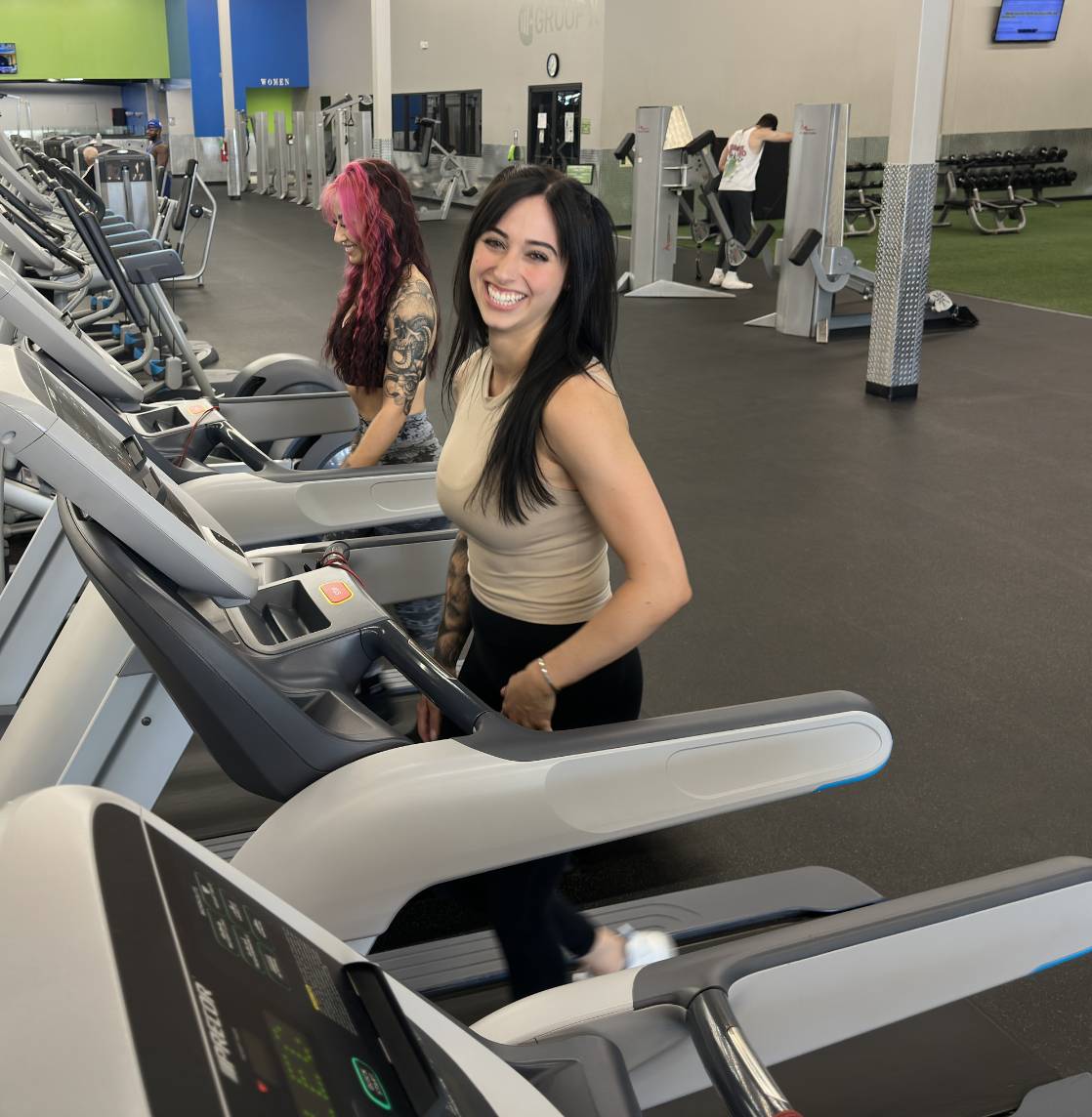 gym members walk on the treadmill at 10gym norman for cardio training