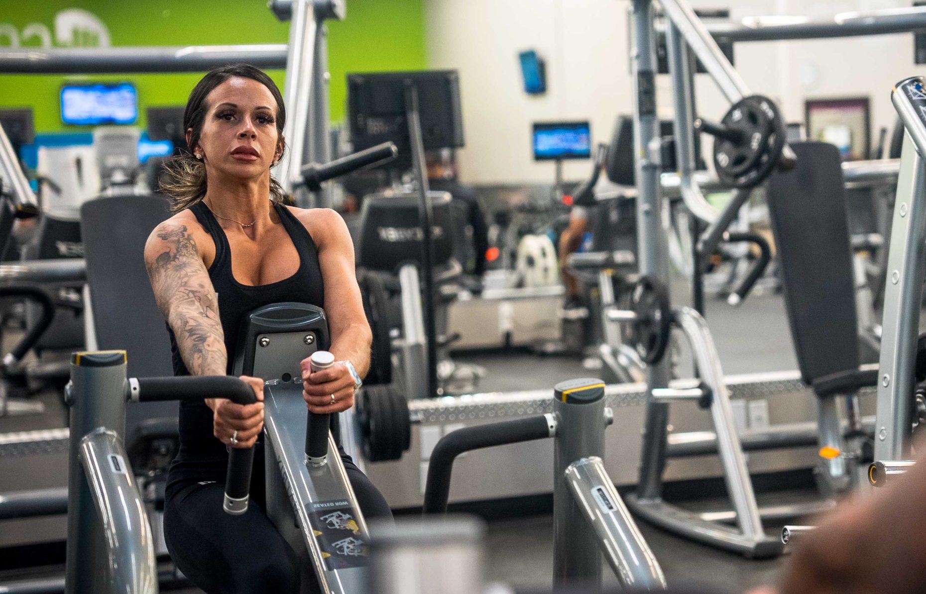 a gym member does a pulling exercise for strength training at 10gym near me