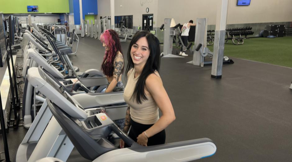 gym members walk on the treadmill for cardio training at 10gym south okc