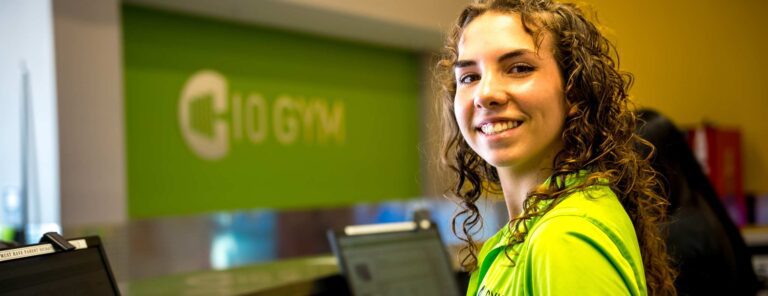 a 10gym team member at the front desk to answer member questions at a gym near me in oklahoma